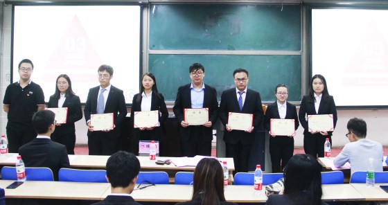 团委书记陈雷为团委新闻中心主要干部及学生会主席团合影留念_副本.jpg